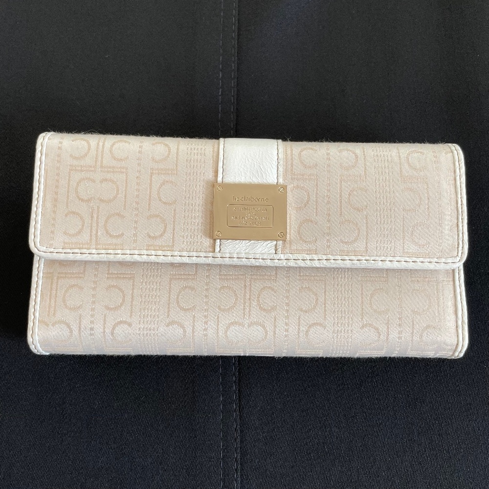 Wallet. Liz Claiborne. White & Creme.